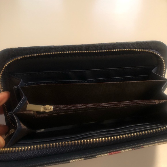 Black and red vegan lead free zippered top wallet - Picture 8 of 10